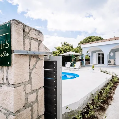 Rahes With Private Pool Áyios Kírikos